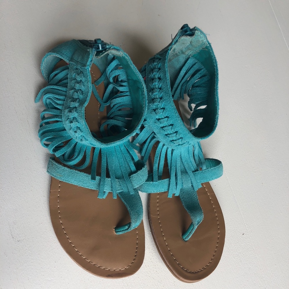 Minnetonka fringe sandal size 6
